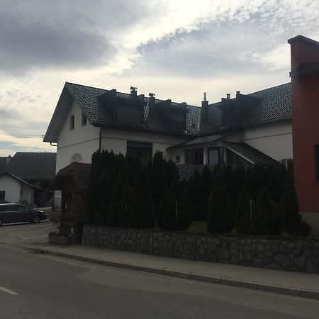 Gostilna In Prenocisca Gedzo Hotel Ново Место Екстериор снимка