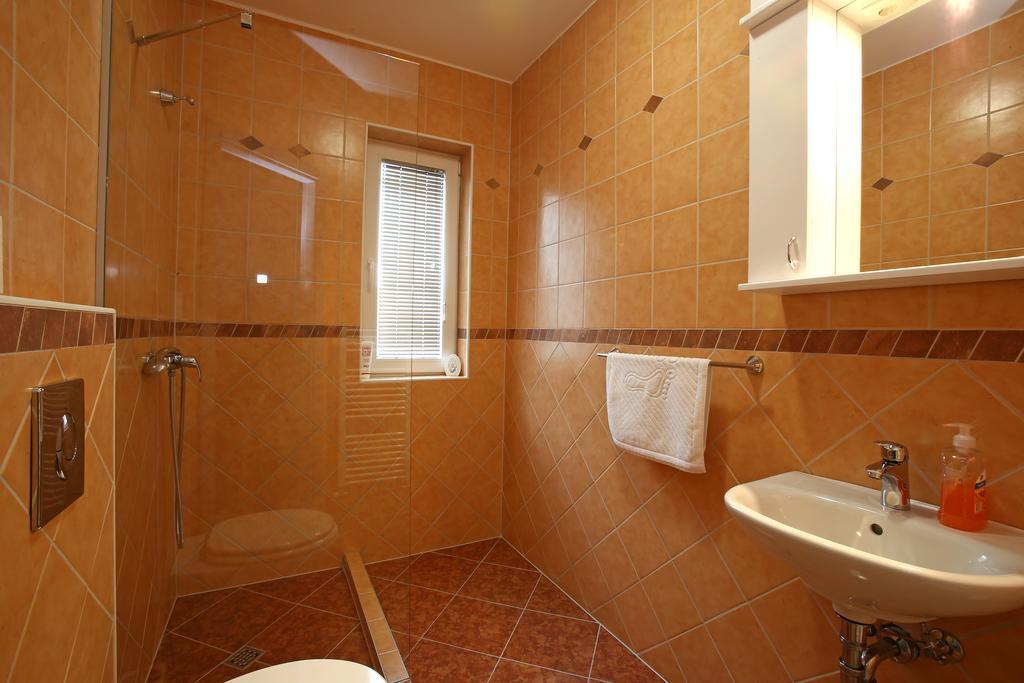 Gostilna In Prenocisca Gedzo Hotel Ново Место Екстериор снимка