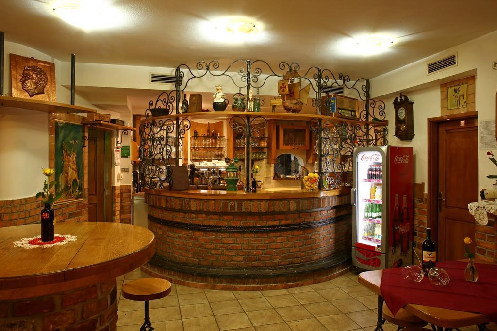 Gostilna In Prenocisca Gedzo Hotel Ново Место Екстериор снимка